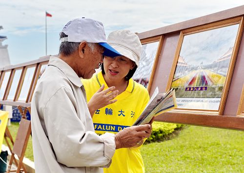 图5-6:法轮功学员(穿黄色上衣者)秉着善心,向民众讲真相