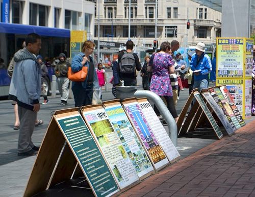 图4-5:奥克兰市中心,路人阅读法轮功真相展板