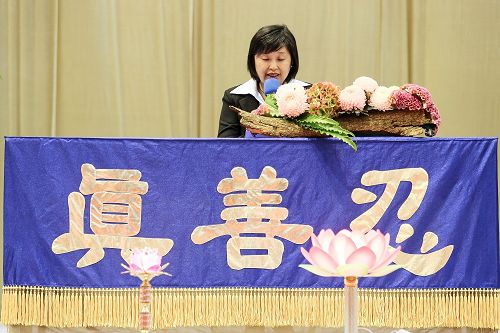张竹娴女士表示许多长官都认同大法的美好,高喊“法轮大法好”!