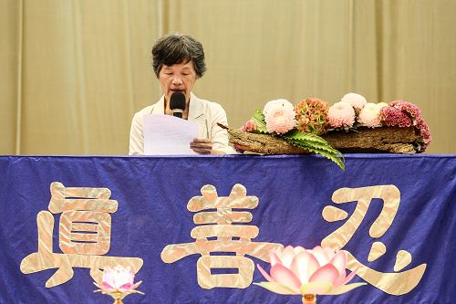 曹慧玲同修体悟到救人就得放下身段,让世人看到大法弟子的无私。