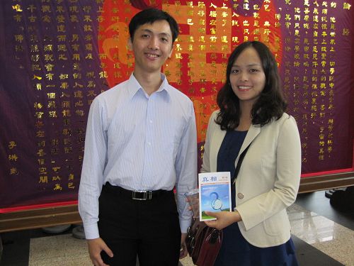 从事媒体工作的萧晴玫(右),听到老年学员交流背法的经历,很受鼓舞与触动。