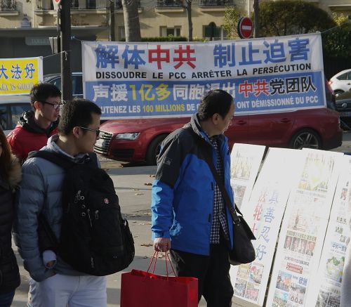 图1-5:大批中国大陆游客在艾菲尔铁塔观光,也通过一旁的展板了解了法轮功真相