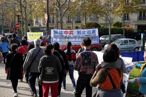 图1-3:成群结队的中国游客路过巴黎铁塔下的法轮功真相点