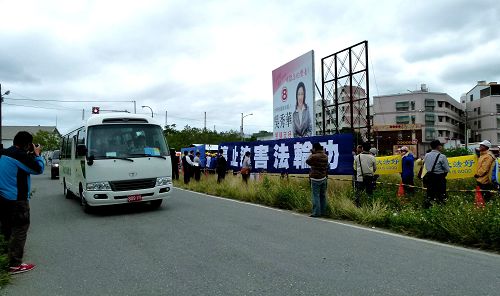 图3:中共海协会长陈德铭十二日率团抵台东,法轮功学员在中兴路旁举横幅反迫害