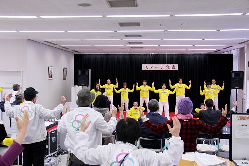 广岛市民交流庆典上,民众学炼法轮功