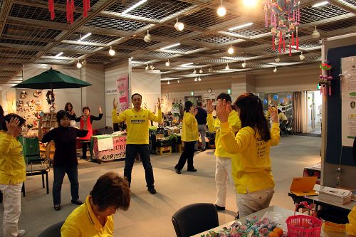 广岛市民交流庆典上,民众学炼法轮功