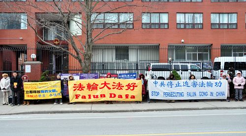 李喆和部分当地法轮功学员一起,要求释放李晓波,停止迫害