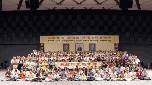 法会结束后,学员们集体合影,在新的一年到来前夕,恭祝慈悲伟大的师尊新年快乐。