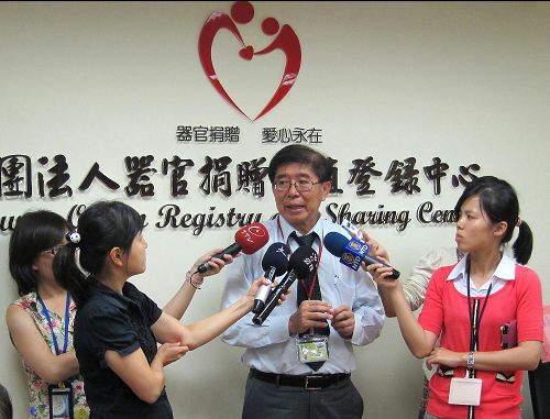 器官捐赠移植登录中心董事长李伯璋说:“对于黄洁夫高调畅谈两岸器捐,让人难以接受的,担心对岸包藏祸心。”