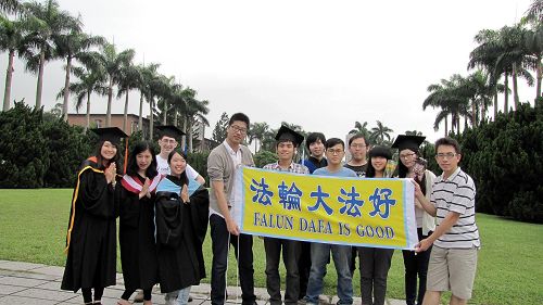 张嘉升(右一)参加青年学子的毕业典礼并合照留影。