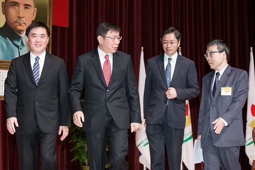 新任台北市长柯文哲(中,着西装、红领带)针对“爱国同心会”在台北101前的暴力行为,严肃地对信义分局局长李德威说:“如果再有法轮功人被打伤啊怎么的,我就把你换掉!”