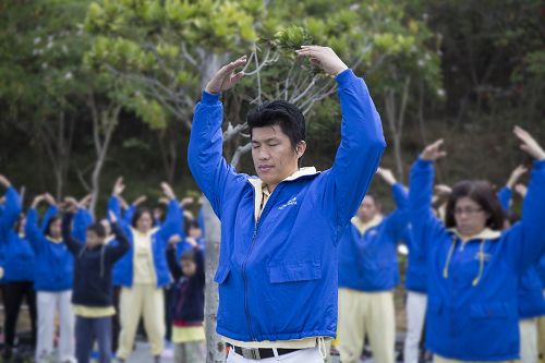 天国乐团的指挥小郭:“我衷心希望透过天国乐团的踩街活动弘扬大法。”