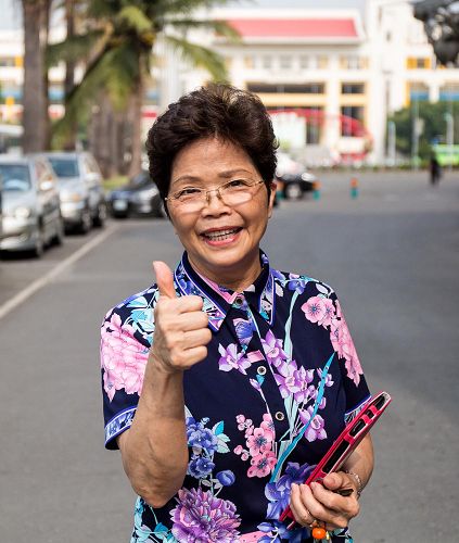 许惠美理事长在香港与法轮功结缘,法轮功学员的修持让她很感动。