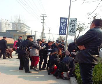 第二次,六个警察扑向郭金勇姐姐并将她按到在地,强抢手机,在一边的两个警察拽住企图守护姐姐的郭金勇的妹妹,后面有两个警察看住弯腰捡起被警察抢夺散落在地的身份证和零钱。而这一切只是一瞬间,在这同时把已非法关押八个多月的法轮功学员郭书群、郭金勇父子用黑头套蒙住头,遮住眼睛,带回冠县监狱继续非法关押。