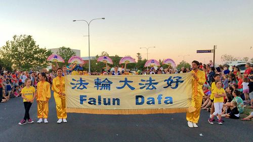 图2-3:法轮功学员在西澳班伯里(Bunbury)参加圣诞游行
