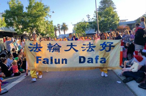 图4-6:法轮功学员在西澳曼都拉(Mandurah)参加圣诞游行