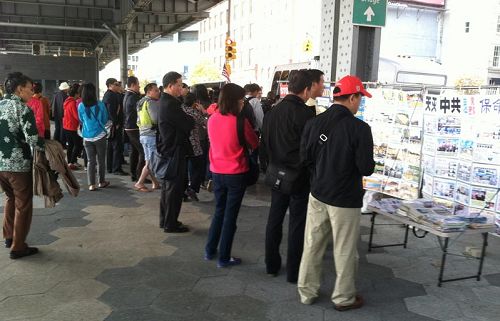 '大陆游客从这里去自由岛观光自由女神像。参观完自由女神像大陆游客回来在此集合,边集合等人边看真相。'
