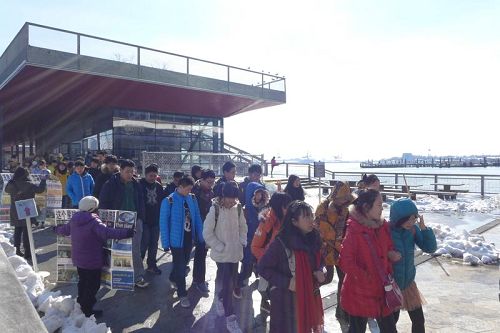 '近几年,前来参观的大陆学生团特别多,常由老师带队集体出游。'