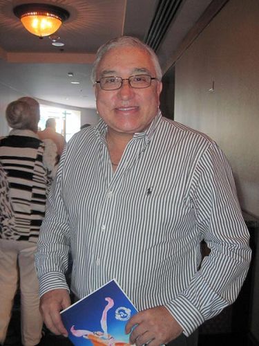 '当地西班牙裔知名指挥曼努尔·普尔多(Manuel Puerto)对神韵乐团推崇备至。'