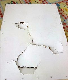 较大的法像相框被踩坏(背面)