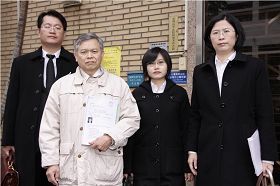 台湾法轮大法学会向高检署提出刑事告诉,控告陈政高违犯“残害人群罪”及“民权公约”规定。学会理事长张清溪(左二)要求高检署立刻传唤及逮捕陈政高。