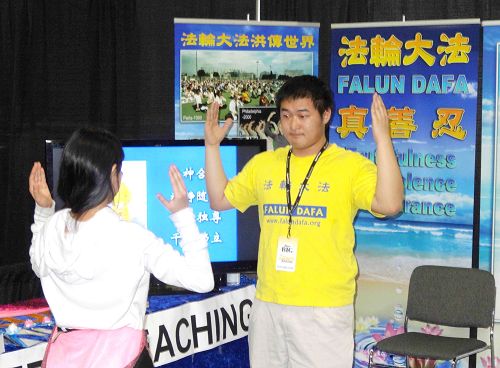 图1:华裔女孩现场学炼法轮功。