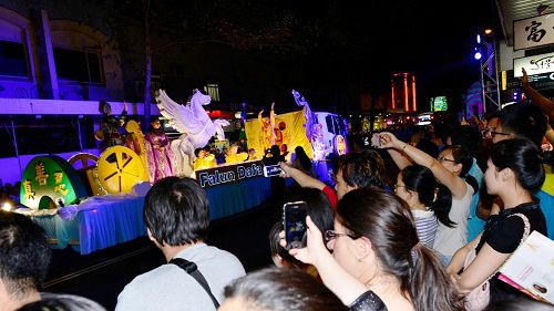 '法轮功方阵所到之处,人们争相拍照留念'