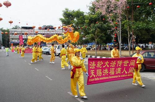 甲午年的大年初四,法轮功学员来到柔佛州昔加末市区举行第二场新年游行。