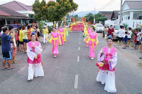 法轮功学员在利民达举行新年游行,受到民众欢迎