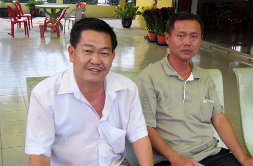 利民达当地居民林先生(左)和许先生(右)对法轮功游行表示赞赏。