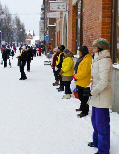 图1:法轮功学员来到于默奥庆祝该市成为2014欧洲文化首都的活动地传播法轮功真相。图为学员正在演示功法。