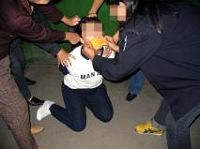 酷刑演示:用胶带封嘴