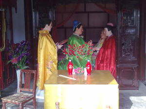 孝母祠塑像:岳飞和夫人为病中老母侍奉汤药