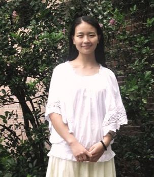 何文婷,一个热衷于用画笔留住美丽的女子,一个用心写出一首首充满灵性诗歌的女子,认识她的人都说她恬静大方,善良而美好。然而,曾经的她却是一个被社会大染缸荼毒甚深的叛逆少女。