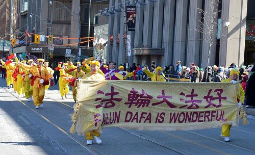 '二零一四年三月十六日,由法轮功学员组成的腰鼓队参加圣派翠克大游行。'