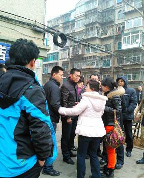 夏元新的女儿见状直奔过去,质问:“你是谁呀,拍什么拍,把证件拿出来,谁给你的权利!”