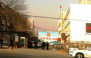 庭审当日,运河法区院门口好几个“门卫”在门口游荡