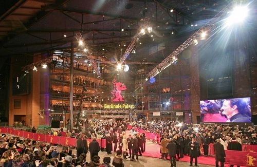 '图1:神韵在柏林波茨坦广场剧院(Stage Theater am Potsdamer Platz)——欧洲最重要的三个电影节之一的“柏林电影节”的主会场上演'