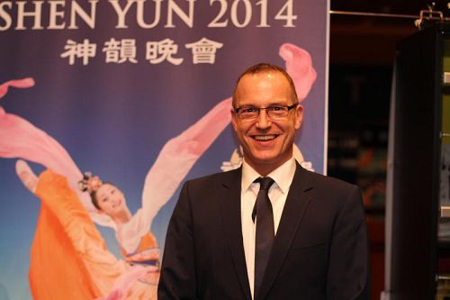 '图3:波茨坦广场剧院负责人赛费尔德先生向民众强力推荐神韵'
