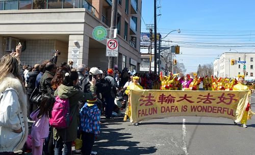 法轮功学员参加多伦多第四十八届复活节大游行,深受观众欢迎