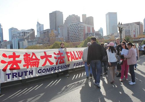 二零一四年四月二十五日,墨尔本法轮功学员在市中心王子桥的勇气长城活动吸引了游客和市民签名支持。