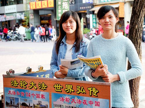 还在大学就读的芳纶(右)和庭誉(左),心系大陆众生,两人相约每星期二没课时一起来赤崁楼讲真相。