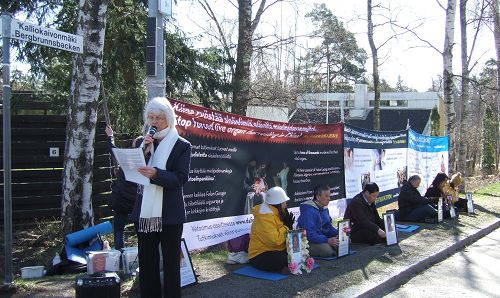 中领馆前,学员用芬兰语和中文讲述十五年前四二五和平上访事件