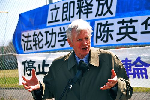 乔高来到集会现场,他表示,历史面临转折点,迫害将因包括成千上万法轮功学员的努力而结束。