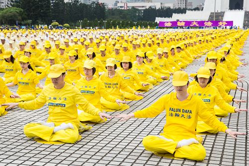 图1-4:二零一四年台湾逾六千人于自由广场排字、炼功,欢庆世界法轮大法日,场面壮观震撼。