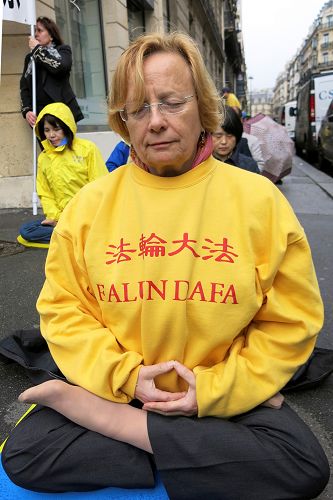 法轮功学员通过祥和的功法展示,告诉人们法轮大法的美好。