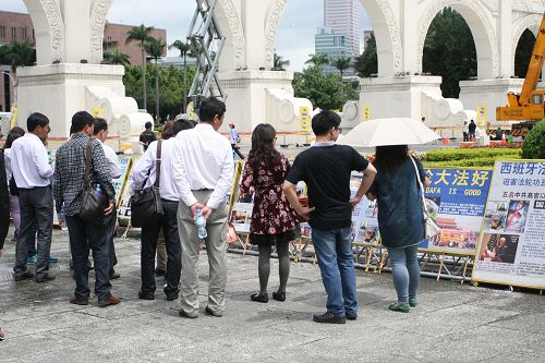 大陆、香港、马来西亚、新加坡游客,驻足在真相图片前观看