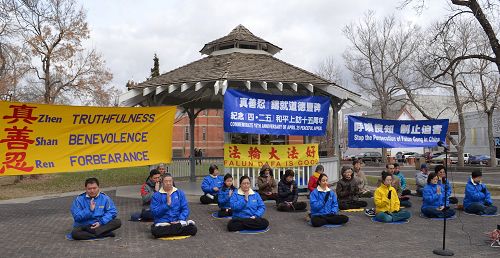 埃德蒙顿法轮功学员在公园举办活动,纪念四二五和平上访十五周年