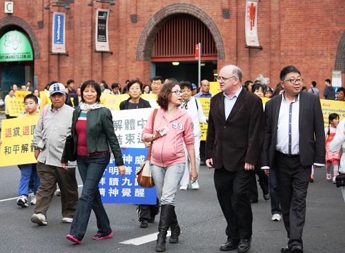 图2: 胡煜明(John Hugh)(右一)和市议员安德鲁•威尔逊(Andrew Wilson)(右二)加入到去年五月在悉尼庆祝“法轮大法日”的游行队伍当中。