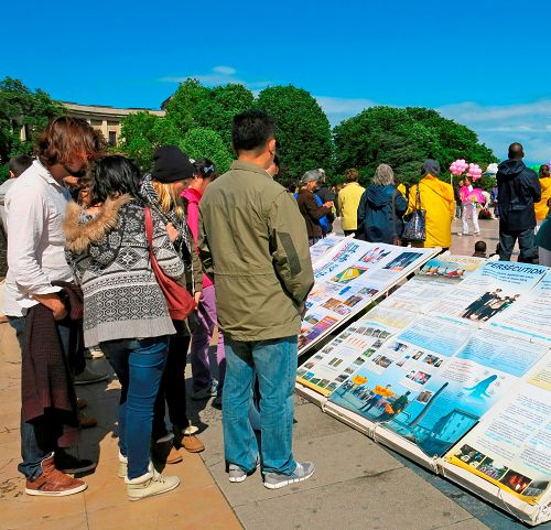 图6-7:广场上的中西方民众观看展板,了解中共迫害法轮功的真相。